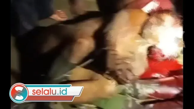 Enam Pencuri Pintu Air Tambak Sidoarjo Dihajar Massa, Kritis 2 Enam Pencuri Pintu Air Tambak Sidoarjo Dihajar Massa, Kondisi Kritis